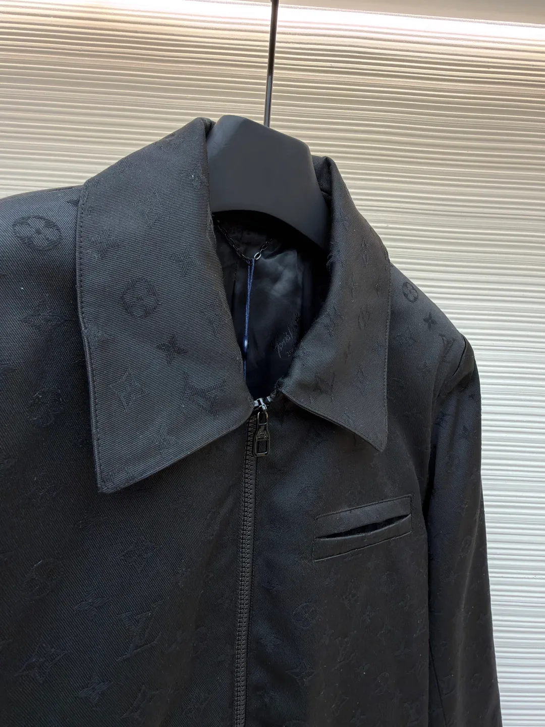 LOUIS VUITTON jacquard cotton wool tunic jacket ●Original version: Purchased and developed for 27100 ●Item number: 1681668-C30 ●Fabric: wool fabric ●Technology: jacquard production ●Color: black ●Version: fitted version ●Weight: about 880 grams ●Size: 46-48-50-52 ●Description: Made of 100% wool, custom-woven products, starting from 1000 meters. The zipper adopts train pull teeth, and the brand logo is laser engraved on the logo resin slider. Buttons are custom-made with metal electroplating and color spraying. The fabric is made of jacquard, imported multi-gauge custom weaving, and it takes 40 minutes to weave one cubic meter. The lining is made of 100% Tencel custom-woven jacquard logo. Every detail is restored 1:1 to the original version. Clean tailoring meets modern style in this belted jacket. Sheep wool creates a classic silhouette, while all-over Monogram jacquard adds subtle texture. The elastic waist gives it a sporty look, and welt pockets add a formal touch. The overall wiring is straight and delicate, the fabric is comfortable and soft, and the color is consistent without color difference. It can be matched with the same style to create a fashionable look and control various occasions. Customized accessories, complete with three standards, same style for men and women!